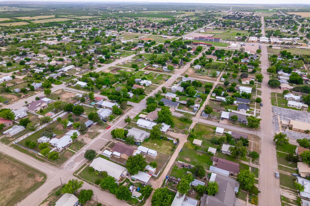 Image 38 of property listing at 902 N 10th Street, Ballinger, TX 76821