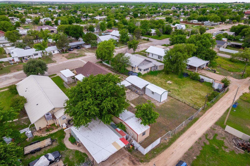 Image 39 of property listing at 902 N 10th Street, Ballinger, TX 76821