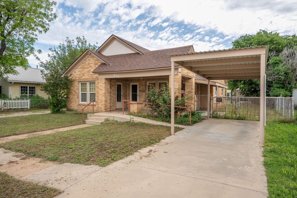 Image 4 of property listing at 902 N 10th Street, Ballinger, TX 76821
