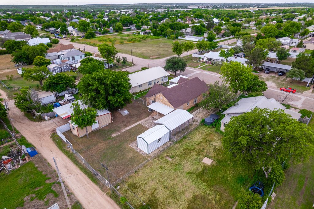 Image 40 of property listing at 902 N 10th Street, Ballinger, TX 76821