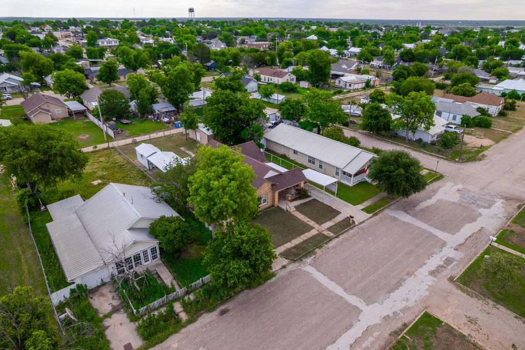 Image 41 of property listing at 902 N 10th Street, Ballinger, TX 76821