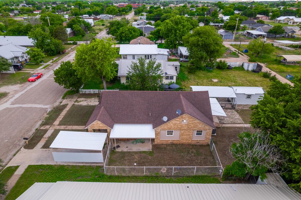Image 42 of property listing at 902 N 10th Street, Ballinger, TX 76821