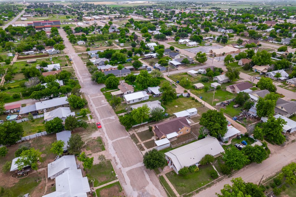 Image 43 of property listing at 902 N 10th Street, Ballinger, TX 76821