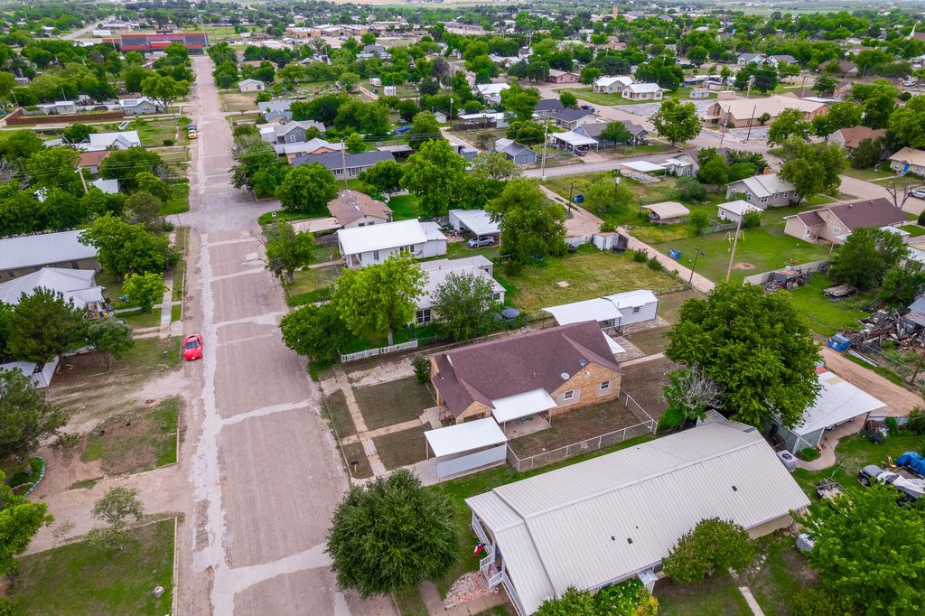 Image 44 of property listing at 902 N 10th Street, Ballinger, TX 76821
