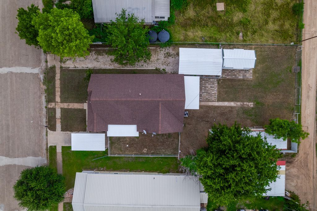 Image 45 of property listing at 902 N 10th Street, Ballinger, TX 76821