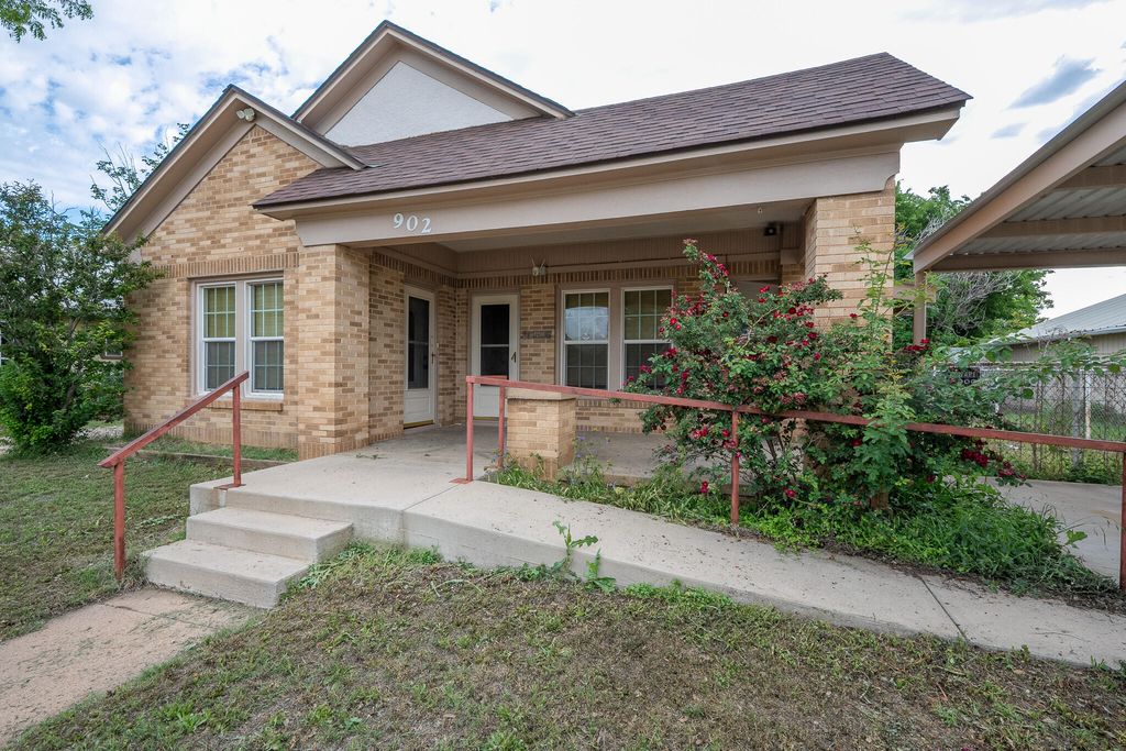 Image 5 of property listing at 902 N 10th Street, Ballinger, TX 76821