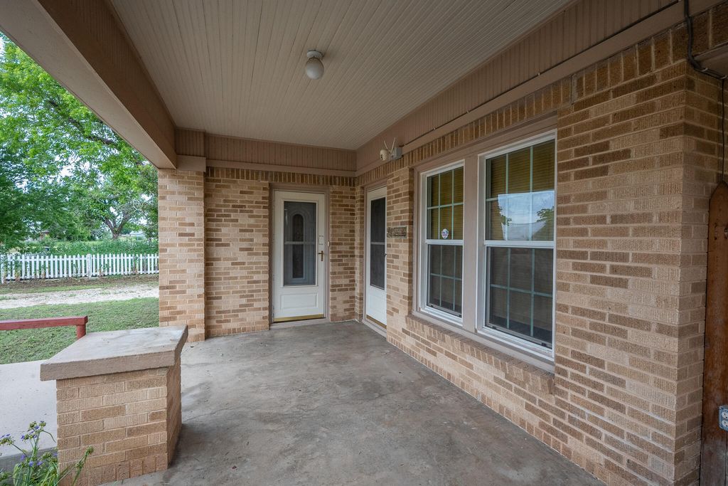 Image 6 of property listing at 902 N 10th Street, Ballinger, TX 76821
