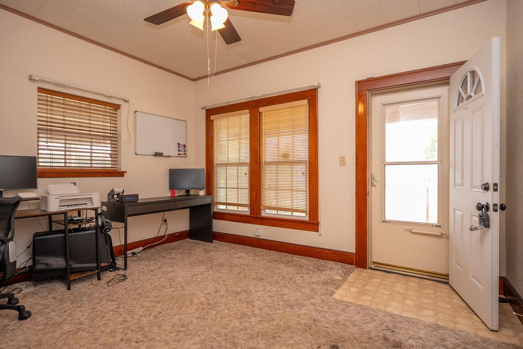Image 7 of property listing at 902 N 10th Street, Ballinger, TX 76821