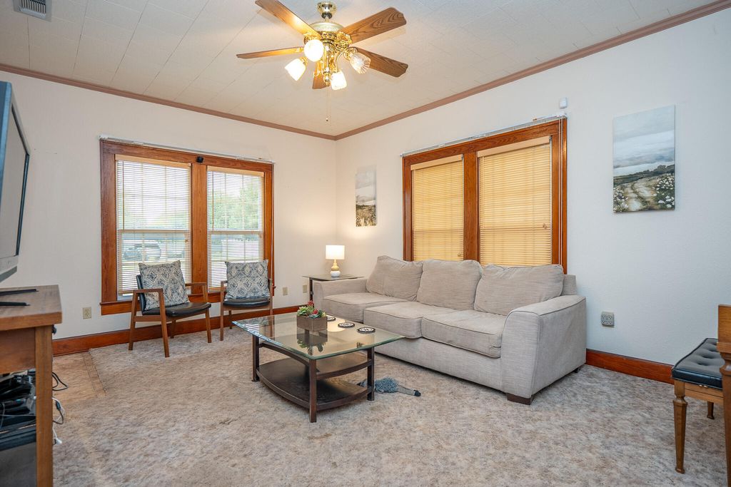 Image 9 of property listing at 902 N 10th Street, Ballinger, TX 76821