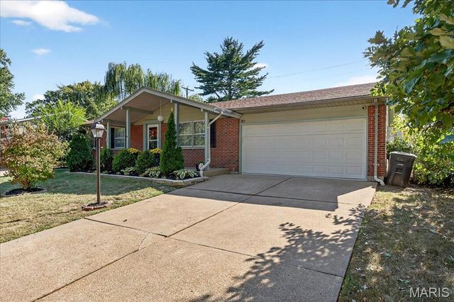 354 Burncoate Drive, Oakville, MO 63129