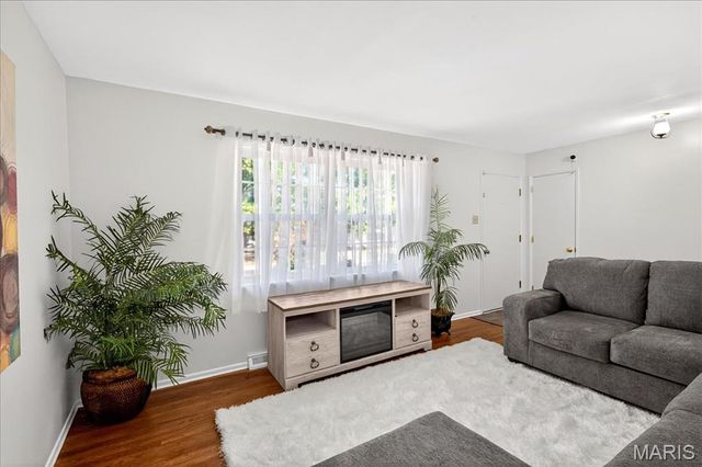 354 Burncoate Drive, Oakville, MO 63129