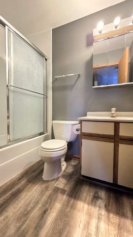 4302 W Shamrock Lane 2D, Mchenry, IL 60050