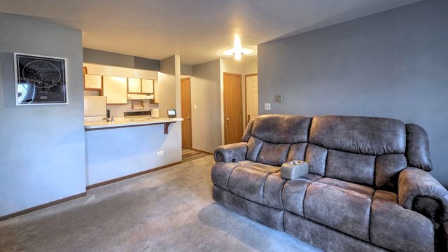 4302 W Shamrock Lane 2D, Mchenry, IL 60050