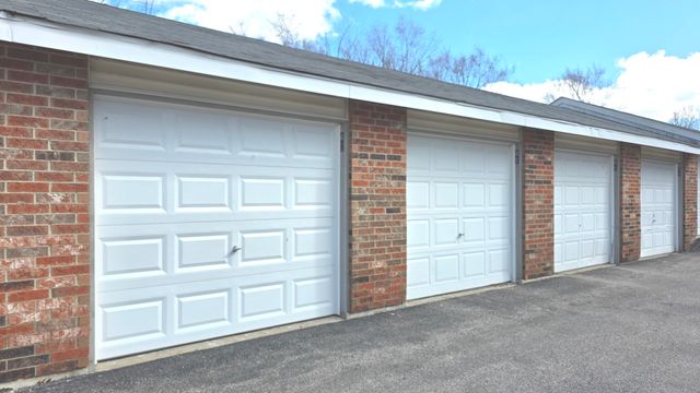4302 W Shamrock Lane 2D, Mchenry, IL 60050