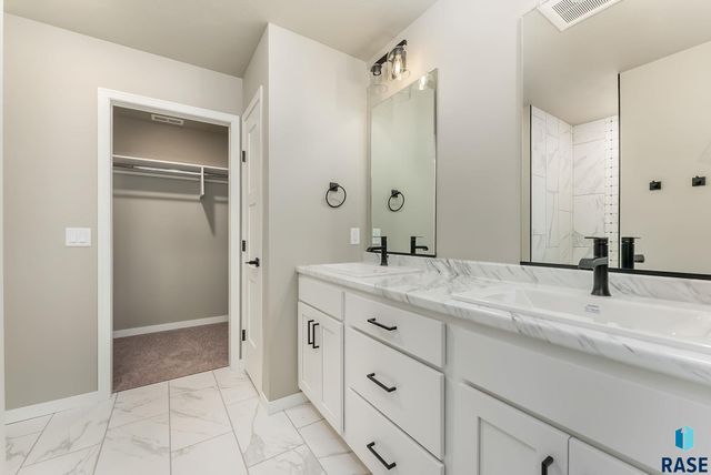 1740 N Hyssop Dr Drive, Sioux Falls, SD 57110