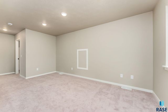 1740 N Hyssop Dr Drive, Sioux Falls, SD 57110