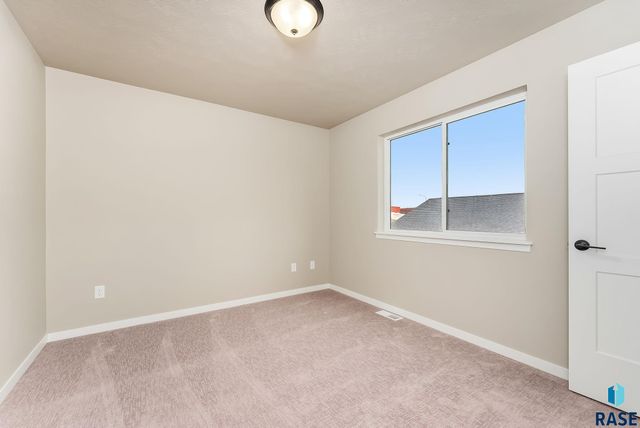 1740 N Hyssop Dr Drive, Sioux Falls, SD 57110