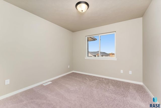 1740 N Hyssop Dr Drive, Sioux Falls, SD 57110