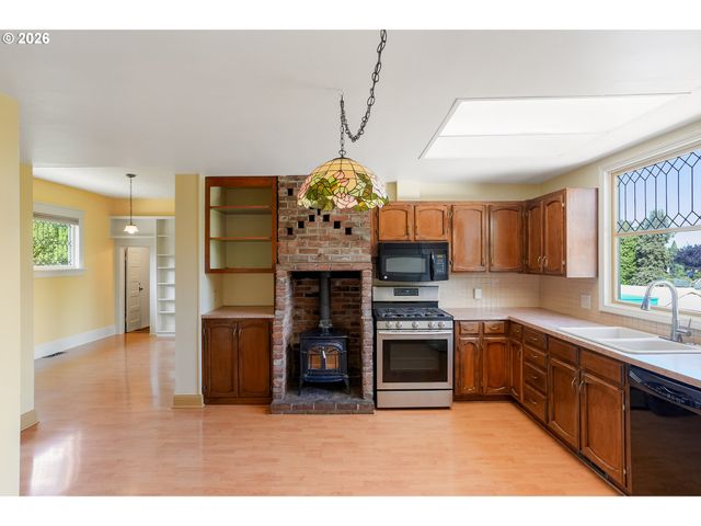 1005 RESERVE St, Silverton, OR 97381