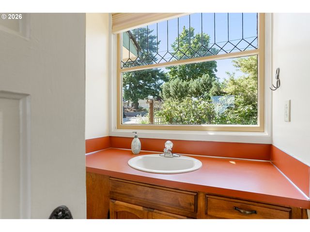 1005 RESERVE St, Silverton, OR 97381