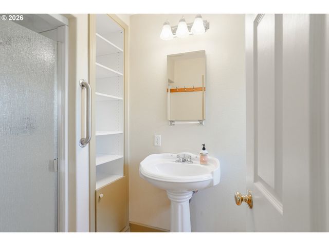 1005 RESERVE St, Silverton, OR 97381