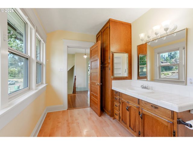 1005 RESERVE St, Silverton, OR 97381