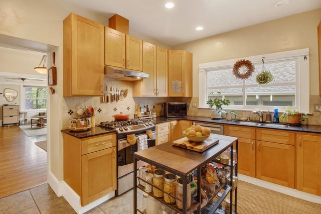 2107 24 St, Sacramento, CA 95818