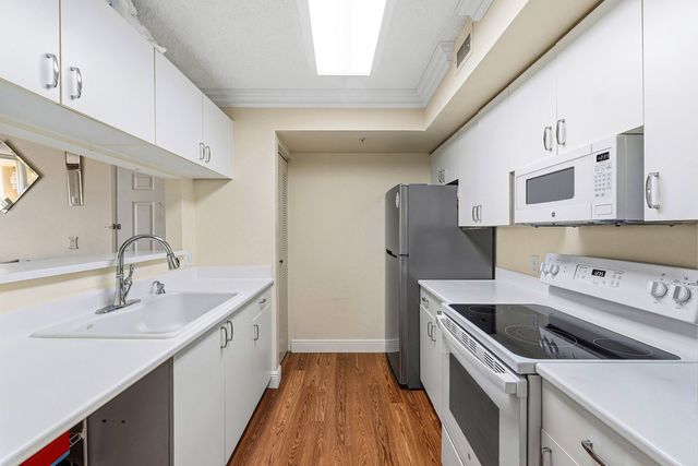 117 Yacht Club Way 206, Hypoluxo, FL 33462