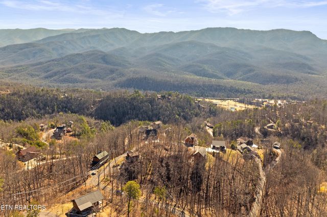 829 Red Fox Trl, Gatlinburg, TN 37738