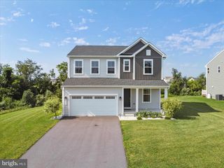 2052 MANDARIN DR, Chambersburg, PA 17202
