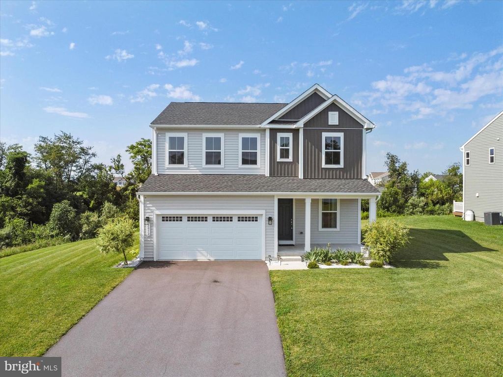 2052 MANDARIN DR, Chambersburg, PA 17202