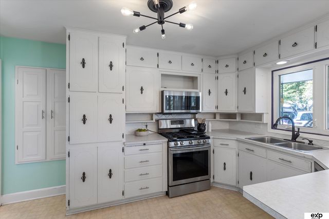 7923 Harney Street, Omaha, NE 68114