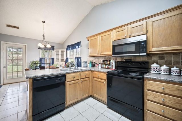 30 Hedgerow SE Court, Cartersville, GA 30120