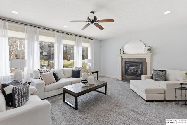 615 S 196th Avenue, Elkhorn, NE 68022