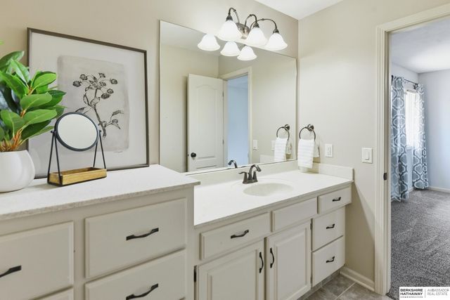 615 S 196th Avenue, Elkhorn, NE 68022