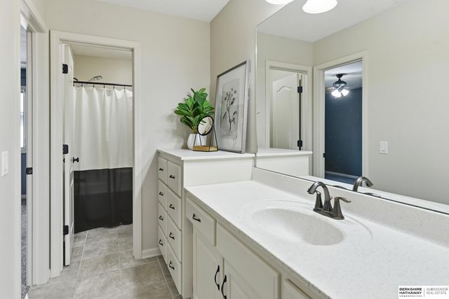 615 S 196th Avenue, Elkhorn, NE 68022