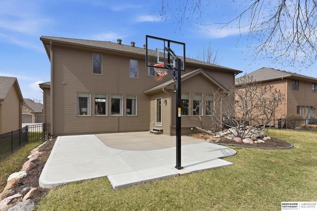 615 S 196th Avenue, Elkhorn, NE 68022