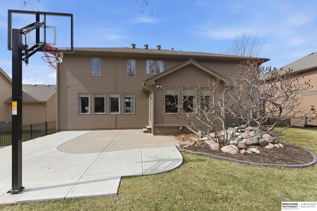 615 S 196th Avenue, Elkhorn, NE 68022