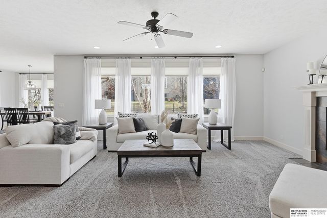 615 S 196th Avenue, Elkhorn, NE 68022