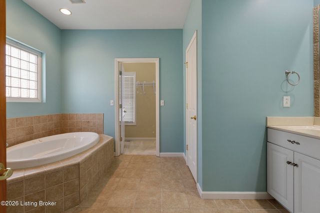 9609 Applewood Ct, Crestwood, KY 40014