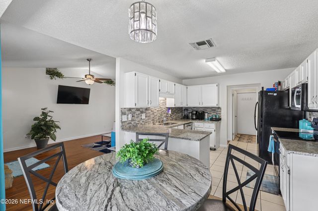 7826 ALLSPICE Circle E, Jacksonville, FL 32244