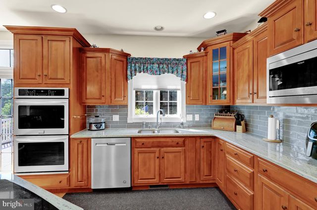 8 BENTLEY LN, Lancaster, PA 17603