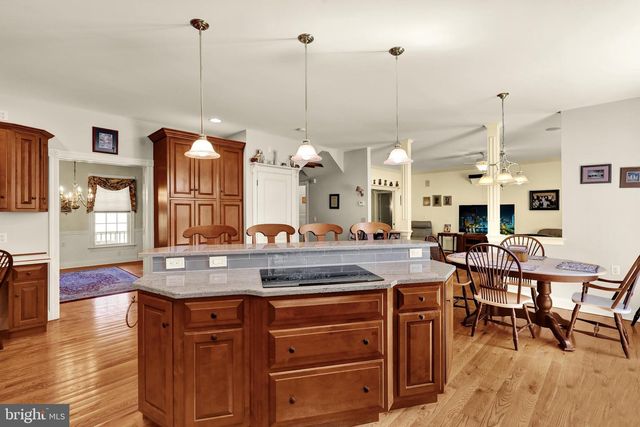 8 BENTLEY LN, Lancaster, PA 17603