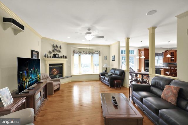 8 BENTLEY LN, Lancaster, PA 17603