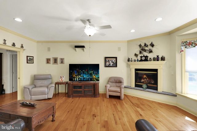 8 BENTLEY LN, Lancaster, PA 17603