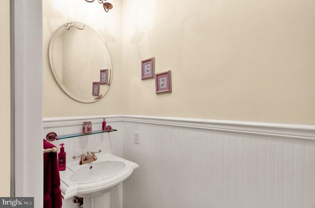 8 BENTLEY LN, Lancaster, PA 17603