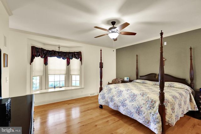 8 BENTLEY LN, Lancaster, PA 17603