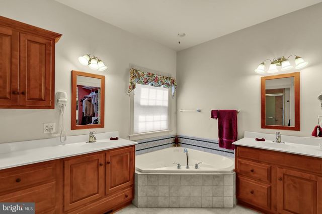 8 BENTLEY LN, Lancaster, PA 17603