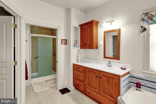 8 BENTLEY LN, Lancaster, PA 17603