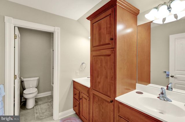 8 BENTLEY LN, Lancaster, PA 17603